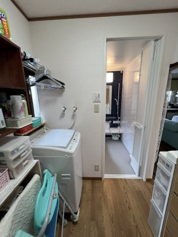 津山市日上　中古住宅7DKの脱衣所|タンスを置いてもスペースが十分あるゆったりとした洗面脱衣室