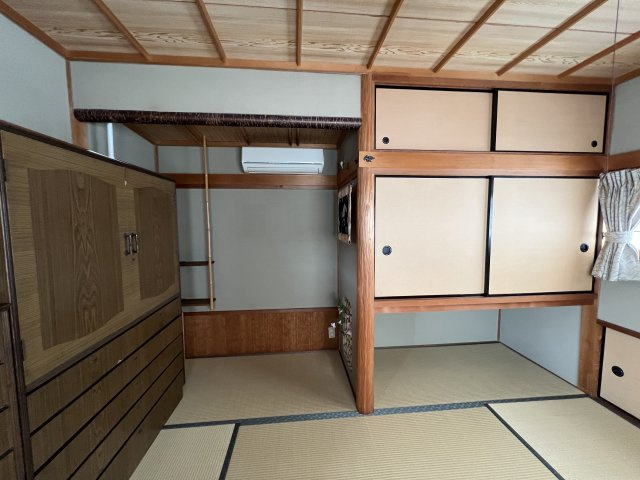 津山市日上　中古住宅7DKの和室|便利な吊り押入のある8畳の和室（2階）