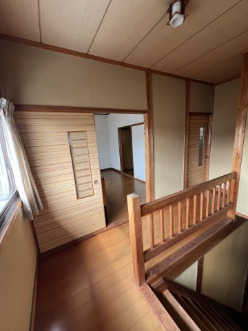 津山市日上　中古住宅7DKの内装|２階踊り場
