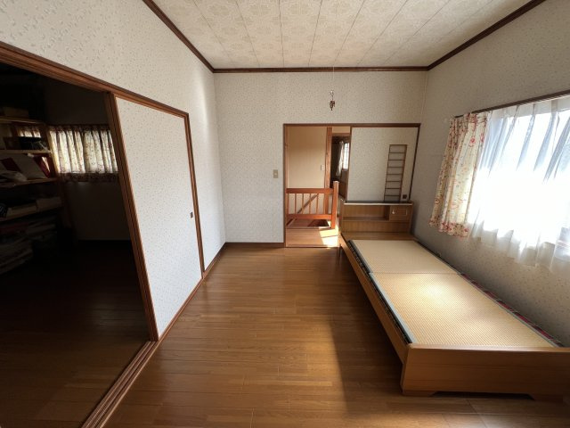 津山市日上　中古住宅7DKの洋室|子供部屋としても使用できる続き間の2階洋室
