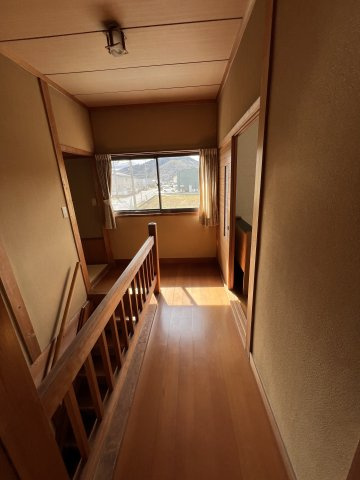 津山市日上　中古住宅7DKの内装|２階廊下
