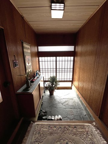 津山市日上　中古住宅7DKの玄関|上質感のある玄関
