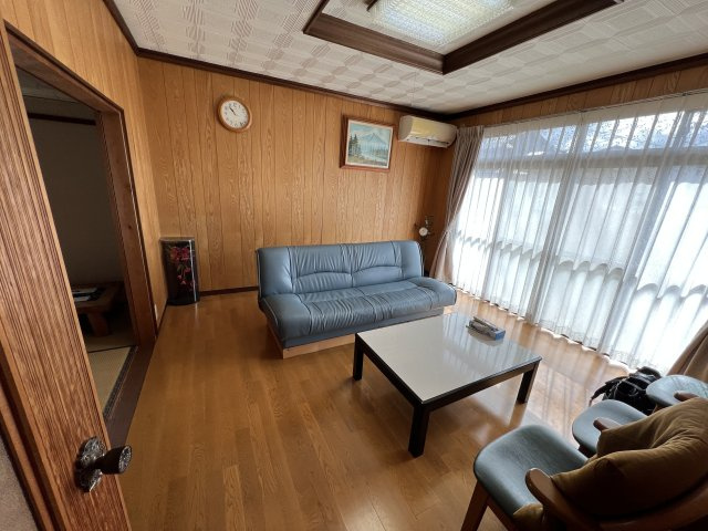 津山市日上　中古住宅7DKの居間・リビング|開口部を多くとったリビングとして使用できる洋室