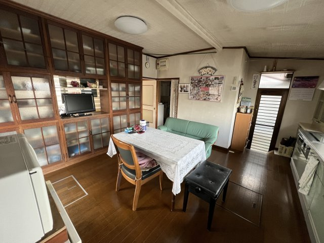 津山市日上　中古住宅7DKのキッチン|大容量の食器棚のあるダイニングキッチン。