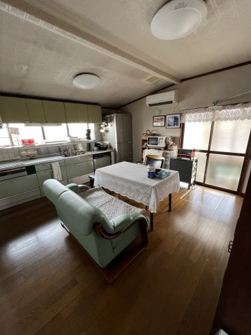 津山市日上　中古住宅7DKのキッチン|2ヶ所から外に出られて便利なダイニングキッチン