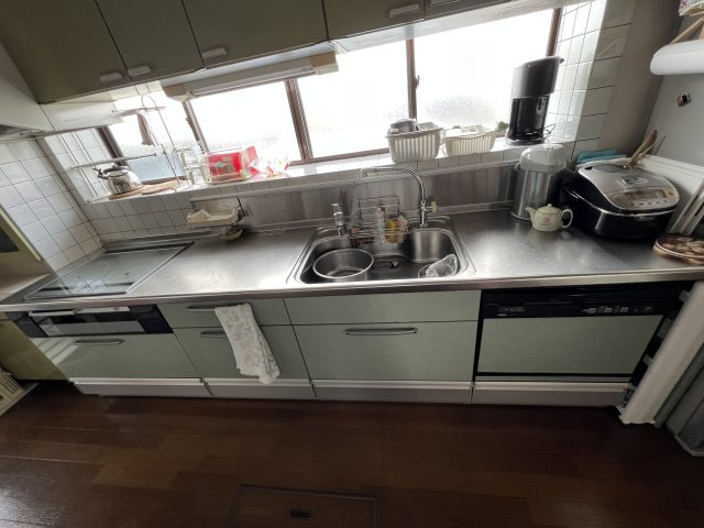 津山市日上　中古住宅7DKのキッチン|窓に面したキッチン。出窓になっているので、ちょっとした物を置いたり、お花を飾ったりできて便利。