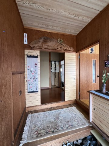 津山市日上　中古住宅7DKの玄関|ゆったりとした玄関。下足箱の他に、階段下収納もあるので、スリッパなども収納できて便利。