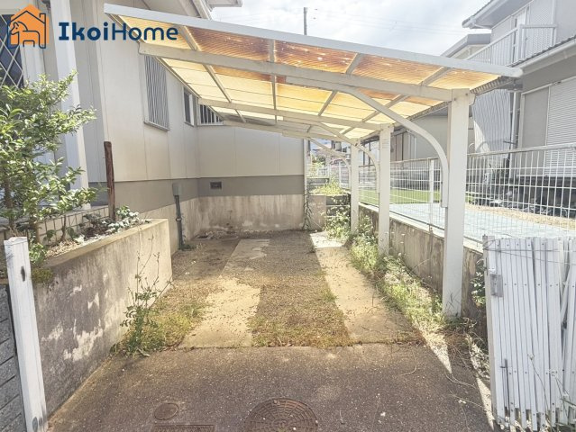 神戸市西区春日台9丁目　中古戸建の駐車場|●年中無休：当日予約可●お車はカーポート付きスペースに1台駐車可能！雨の日も安心です！