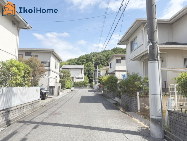 神戸市西区春日台9丁目　中古戸建の前面道路含む現地写真|●資料・カタログのご請求無料●　春日台小学校までは徒歩13分、平野中学校までは徒歩11分。