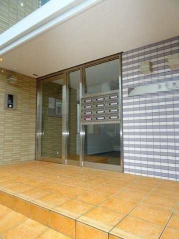 青梅市新町３丁目の賃貸マンションのエントランス