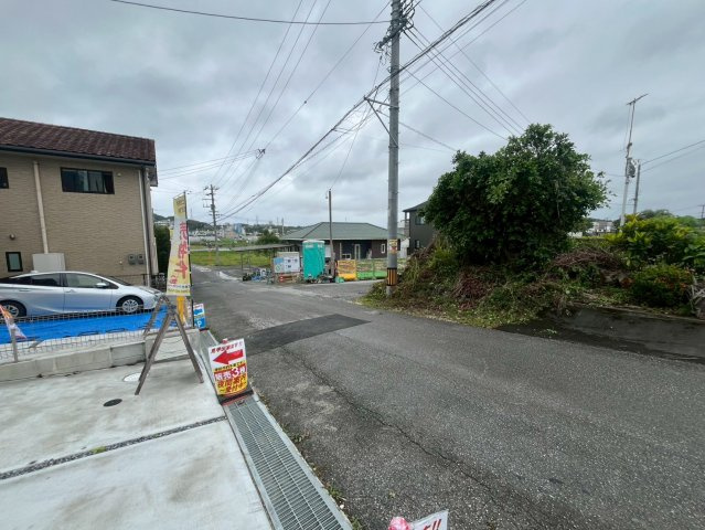 南城市大里高平 新築戸建て 1号棟（全3棟）の前面道路含む現地写真