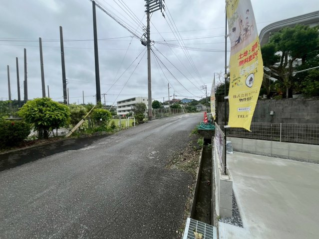 南城市大里高平 新築戸建て 1号棟（全3棟）の前面道路含む現地写真