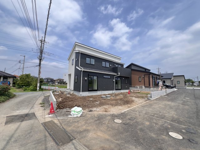 新築　藤岡市下栗須第1期　LIGNAGE　1号棟の前面道路含む現地写真|西側接道幅員約4ｍ