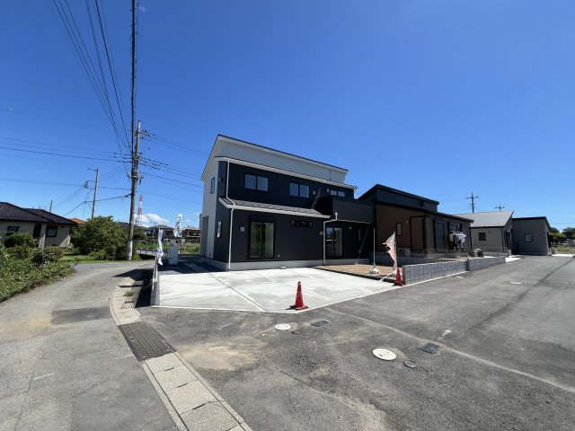 新築　藤岡市下栗須第1期　LIGNAGE　1号棟の前面道路含む現地写真|西側接道幅員約4ｍ