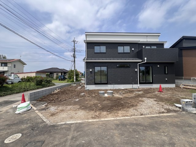 新築　藤岡市下栗須第1期　LIGNAGE　1号棟の駐車場|　駐車スペースは並列3台分可能です！
