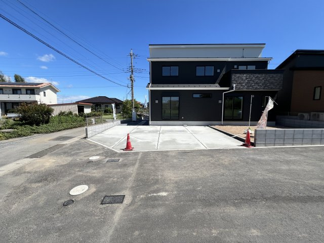 新築　藤岡市下栗須第1期　LIGNAGE　1号棟の駐車場|　駐車スペースは並列3台分可能です！
