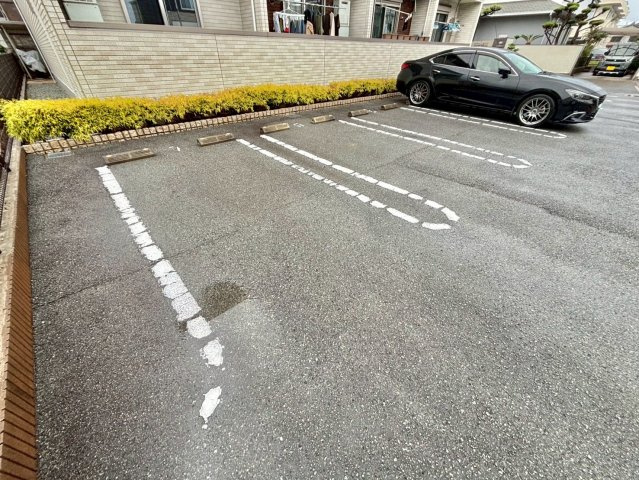ディア　べルジュの駐車場