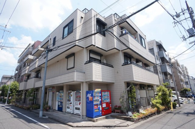 【外観】 | ベルメゾン | 角地で引立つ建物です