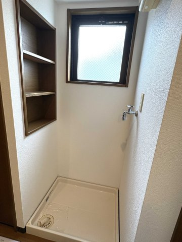 コンフォート東麻布のその他|室内洗濯機置き場　横には収納できる棚あり