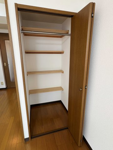 コンフォート東麻布の収納|居室のクローゼットにはハンガーパイプ　奥には棚もついています
