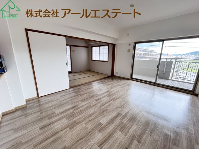 デュオプレステージフォンテーヌ宝殿　　JR「宝殿駅」徒歩5分の居間・リビング