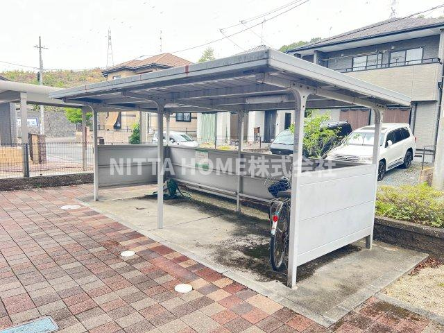 福知山市桔梗が丘３丁目のアパートの設備|屋根付きの駐輪場も設置済み★