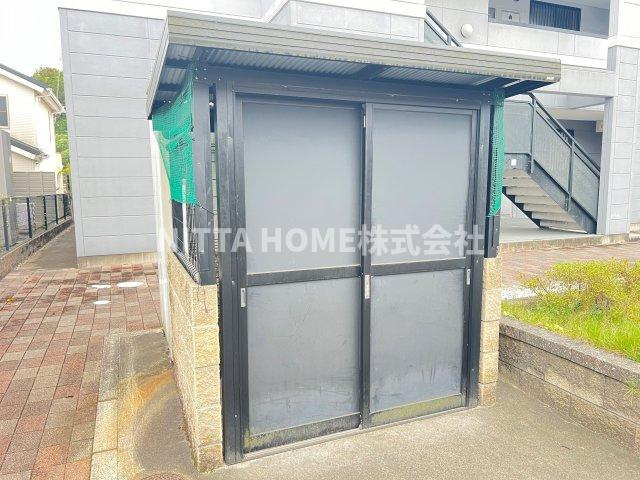 福知山市桔梗が丘３丁目のアパートのエントランス|敷地内ごみ捨て場もあります◎