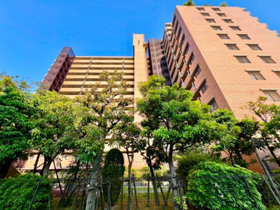 【外観】 | ハイネス住之江公園 | ＬＤＫ約１７帖！大きな窓のあるリビングは、陽光あふれる明るい空間です。居心地良く、ご家族皆がゆったり寛げる憩いの空間となりそうです♪