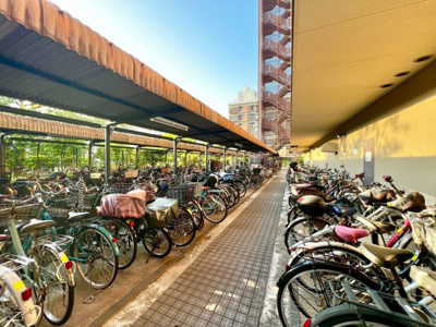 【駐輪場】 | ハイネス住之江公園 | クロス全室・床材リフォームします！綺麗な壁や床で室内が明るくなりますね！爽やかな気分でお過ごしいただけますよ♪