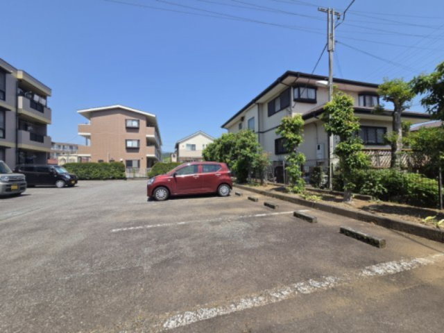 ライジングサン関野の駐車場
