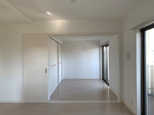 熊本市中央区小沢町の賃貸マンションの居間・リビング