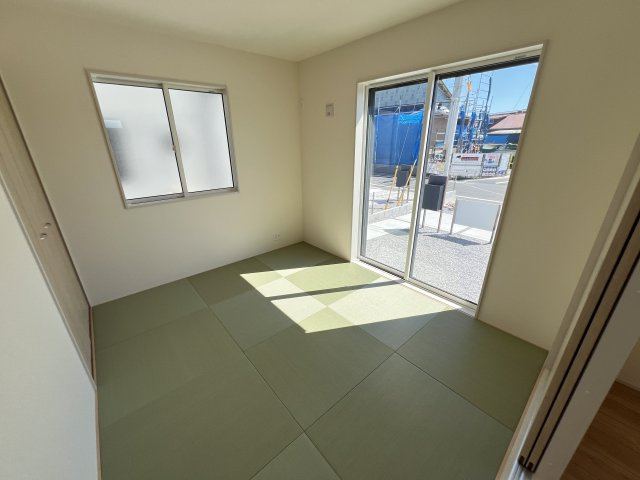 新築　藤岡市藤岡全8棟　Blooming　Garden　1号棟の和室|　リビング隣の和室はお子様の遊び部屋としてもちょうどいいですね♪							
