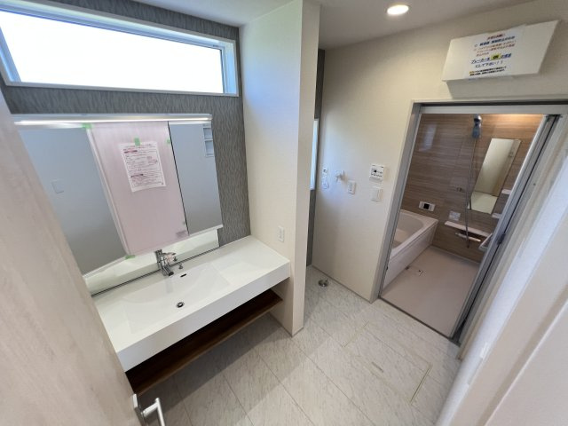 新築　藤岡市藤岡全8棟　Blooming　Garden　1号棟の独立洗面台|　シャワー付きの洗面台は忙しい朝でも身支度を整えるのにとても便利◎							
