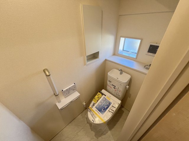 新築　藤岡市藤岡全8棟　Blooming　Garden　1号棟のトイレ|　節水タイプのウォシュレット付きトイレ、水道料節約に一役買います！
