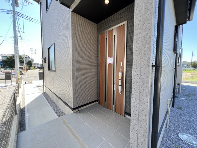 新築　藤岡市藤岡全8棟　Blooming　Garden　1号棟の玄関|　ポストと一体型のTVモニターホンでセキュリティ安心！
