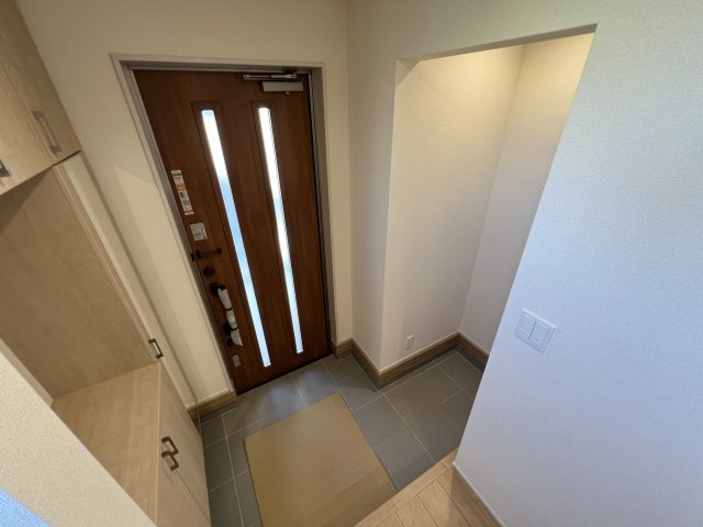 新築　藤岡市藤岡全8棟　Blooming　Garden　1号棟の玄関|　シューズインクロークと下駄箱があり、かなりの収納量が期待できます！							
