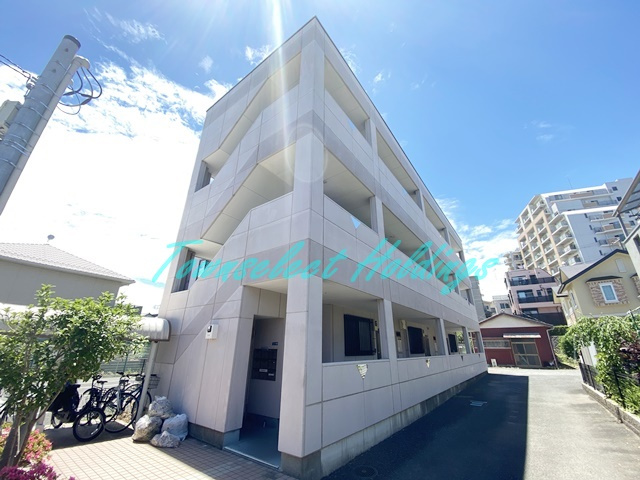 茅ヶ崎市本村１丁目の賃貸マンションのエントランス