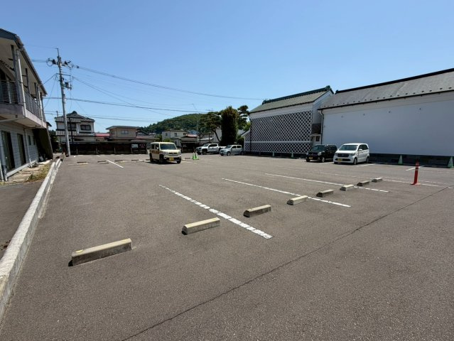 グラン大町の駐車場
