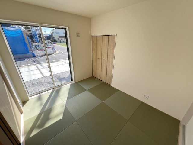 新築　藤岡市藤岡全8棟　Blooming　Garden　2号棟の和室|　リビング隣の和室はお子様の遊び部屋としてもちょうどいいですね♪							
