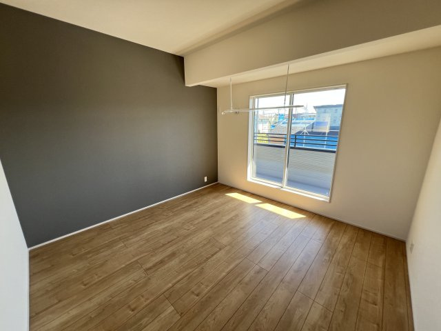 新築　藤岡市藤岡全8棟　Blooming　Garden　2号棟の洋室|　全室南向きで明るいお部屋、子供部屋は明るい方が良いですよね♪							
					
