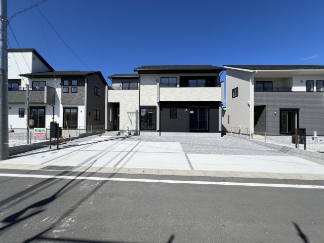 新築　藤岡市藤岡全8棟　Blooming　Garden　2号棟の駐車場|現地写真　駐車スペースは並列3台分可能です！
