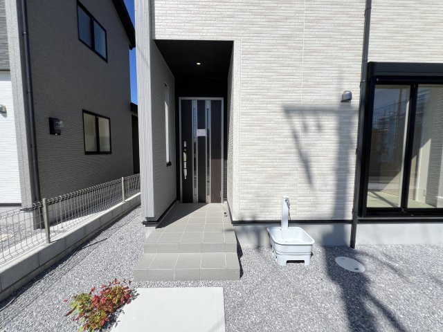 新築　藤岡市藤岡全8棟　Blooming　Garden　2号棟の玄関|　ポストと一体型のTVモニターホンでセキュリティ安心！

