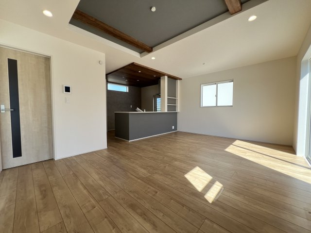 新築　藤岡市藤岡全8棟　Blooming　Garden　2号棟の居間・リビング|　18帖の広々リビングはご家族みんなでゆったりくつろげます♪
