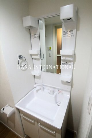 プレシャス市川南の独立洗面台|小物を置くのに便利な独立洗面台あります。