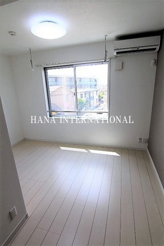 プレシャス市川南の居間・リビング|白いフローリングが魅力おのお部屋です
