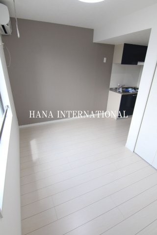 プレシャス市川南の居間・リビング|アクセントクロスでおしゃれな室内です。