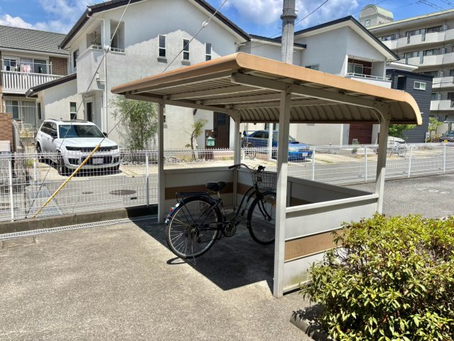 アドニスの駐車場