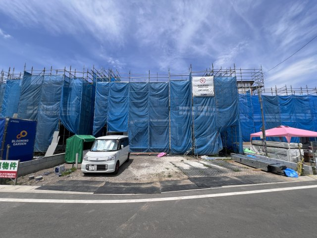 新築　藤岡市藤岡全8棟　Blooming　Garden　3号棟の駐車場|現地写真　駐車スペースは並列3台分可能です！
