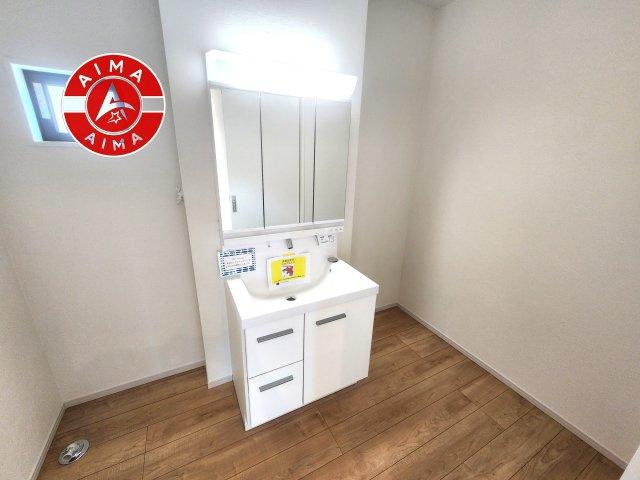 福岡市南区鶴田2丁目第5-1棟（1号棟）の独立洗面台|毎日使うものだから清潔な空間を保ちたい水回り。洗面にはそんな願いを解消させてくれる収納アイデアが満載です。三面鏡の裏側にはキャビネットが現れ小物から背の高い物まで収納できます。
