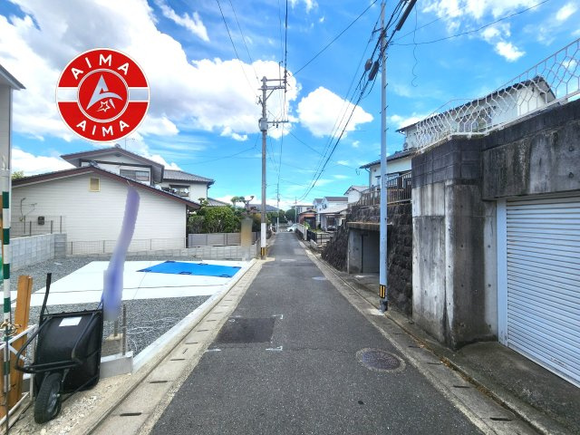 福岡市南区鶴田2丁目第5-1棟（1号棟）の前面道路含む現地写真|前面道路は閑静な住宅地をはしる車通りの少ない道路。お車の出し入れが苦手なママや小さなお子様にも安心ですね。しっかり舗装もされているので、ベビーカーや自転車で通っても快適に通行できます。